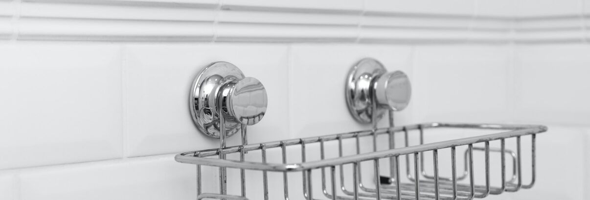 Les astuces pour enfin faire tenir vos ventouses dans la salle de bain