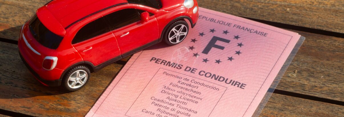 La fin du permis de conduire rose cartonné approche