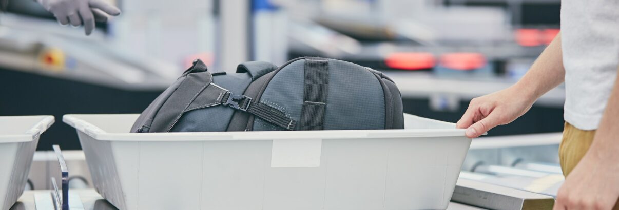 Voici la raison pour laquelle vous retirez vos appareils électroniques de votre sac à l'aéroport