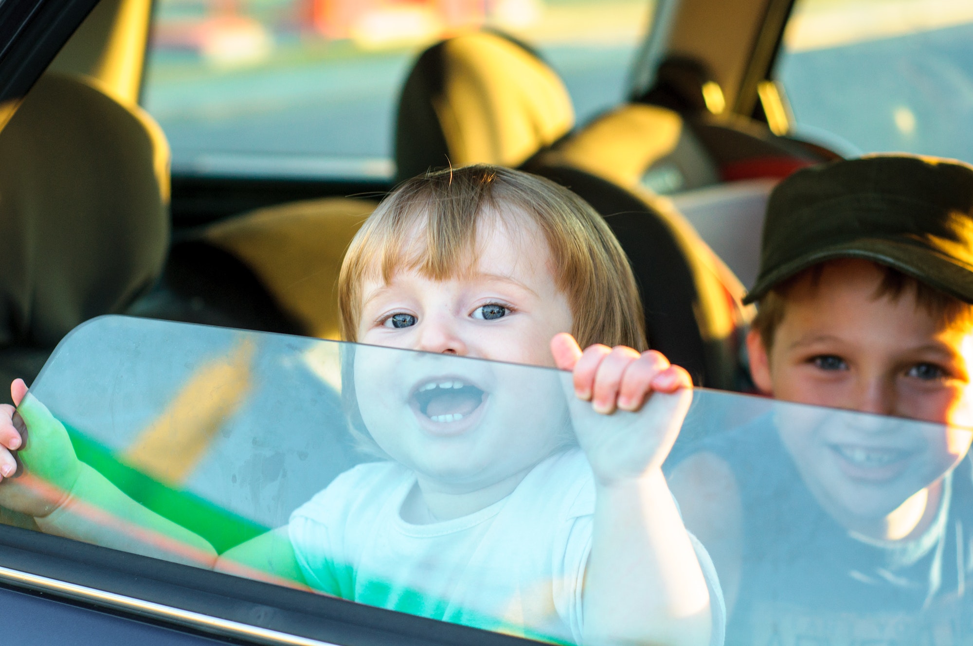 Les stratégies efficaces pour distraire votre enfant lors des longs voyages en voiture
