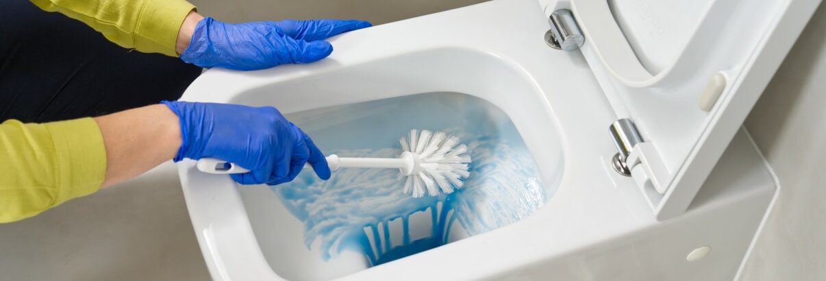Découvrez l'astuce infaillible pour détartrer le fond de la cuvette des WC sans effort