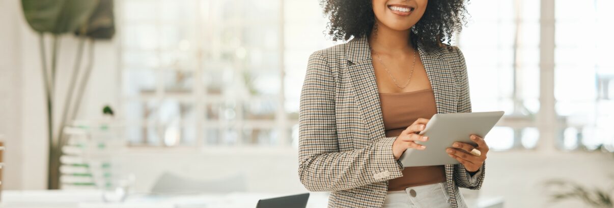 Sept astuces incontournables pour rester élégante au bureau malgré les fortes chaleurs