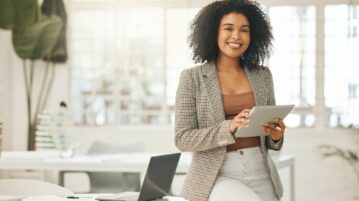 Sept astuces incontournables pour rester élégante au bureau malgré les fortes chaleurs