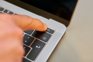 Les avantages méconnus d'éteindre son ordinateur quotidiennement