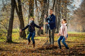Faut-il vraiment ratisser les feuilles ? Découvrez la réponse ici !