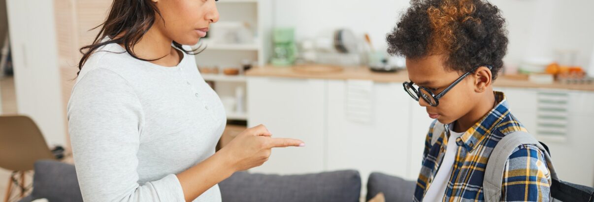 Parent hypercritique : Les 10 symptômes inquiétants à reconnaître !