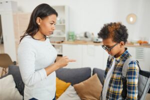 Parent hypercritique : Les 10 symptômes inquiétants à reconnaître !