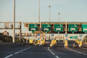 Les péages d'autoroutes : une source de débats et de questionnements pour les usagers français