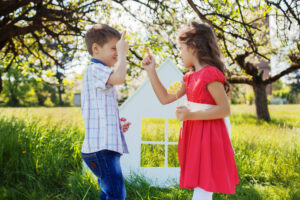 Gérer la jalousie entre frères et sœurs : un défi parental stratégique