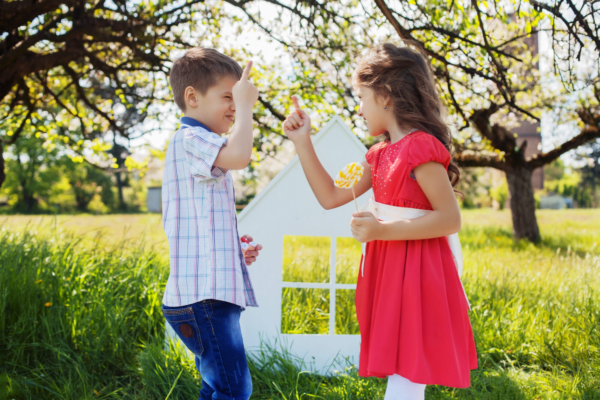 Gérer la jalousie entre frères et sœurs : un défi parental stratégique
