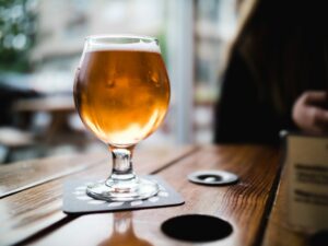 Voici les matériaux à privilégier pour des sous-verres parfaits pour votre table