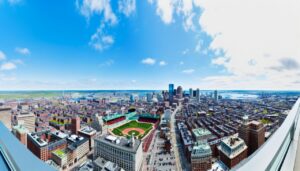 Une vue panoramique de la ville de Boston avec des sites emblématiques comme le parc Fenway, la Freedom Trail et le port de Boston.