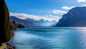 Une vue panoramique du Lac d'Annecy avec les montagnes en arrière-plan.