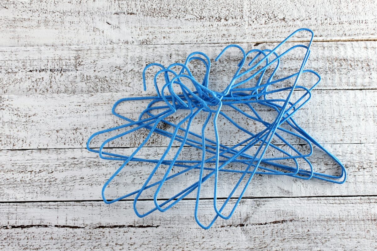 Voici 6 idées géniales pour donner une seconde vie à vos cintres métalliques