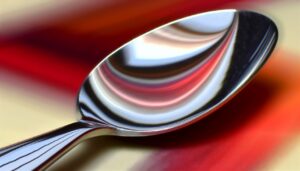 Pourquoi notre reflet dans une cuillère est-il inversé ?